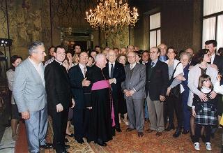 Il Presidente della Repubblica Oscar Luigi Scalfaro incontra Mons. Angelo Buda, parroco di S. Maria in Calisese (Forlì), con una delegazione di partecipanti al Festival musicale per bambini &quot;Canarini d'oro&quot;