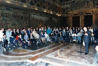 Vittorio Fleischner e Vincenzo Cassera, presidente e vicepresidente del Centro internazionale ricerche per l'autosufficienza degli handicappati, con una delegazione di disabili