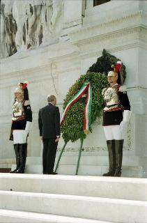 Deposizione di una corona di alloro da parte del Presidente della Repubblica Carlo Azeglio Ciampi all'Altare della Patria, in occasione della Festa Nazionale della Repubblica