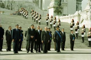 Deposizione di una corona di alloro da parte del Presidente della Repubblica Carlo Azeglio Ciampi all'Altare della Patria, in occasione della Festa Nazionale della Repubblica