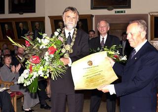 Il Presidente Ciampi mostra il diploma di laurea &quot;honoris causa&quot;