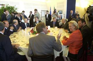Il Presidente Ciampi con Romano Prodi, Nicole Fontaine e altri Parlamentari Europei durante la colazione a Palazzo LOW
