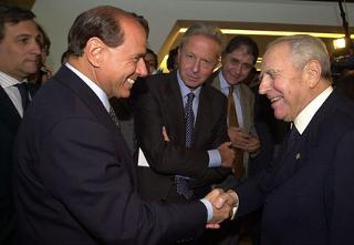 Il Presidente Ciampi con l'On. Silvio Berlusconi durante l'incontro al Parlamento Europeo