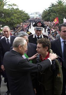 L'affettuoso saluto del Presidente Ciampi ad un giovane studente, davanti al Municipio della città siciliana.