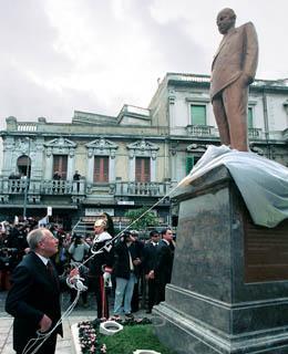 Il Presidente Ciampi scopre il monumento dello Statista Gaetano Martino sulla piazza omonima.