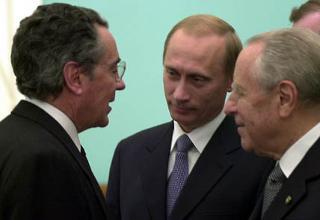 Il Presidente dell'ENI con il Presidente della Federazione Russa Putin ed il Presidente della Repubblica Italiana Carlo Azeglio Ciampi poco prima del pranzo ufficiale al Cremlino.