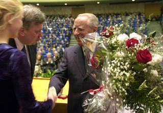 Il Presidente Ciampi riceve un fascio di fiori da una studentessa e dal Rettore dell'Istituto Universitario Statale per le Relazioni Internazionali di Mosca, al termine del suo intervento.