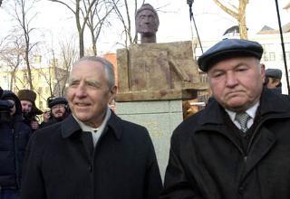 Il Presidente Ciampi con il Sindaco di Mosca Luzhkov subito dopo aver inaugurato la statua di Dante Alighieri.
