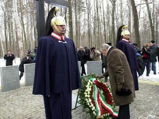 Il Presidente Ciampi rende omaggio ai caduti di tutte le nazionalità a Tambov.
