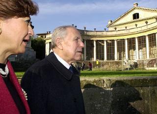 Il Presidente Ciampi accompagnata dall'Arch. Alberta Campitelli al suo arrivo a Villa Torlonia