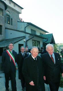 Il Presidente Ciampi con il Prof. Gian Tommaso Scarascia Mugnozza davanti alla sede dell'Accademia Nazionale delle Scienze