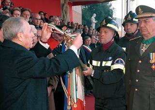 Il Presidente Ciampi consegna una Medaglia d'Argento al Merito Civile, allo Stendardo del Corpo Nazionale dei Vigili del Fuoco, in occasione della Festa di S. Barbara