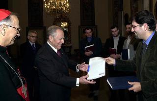 Il Presidente Ciampi con a fianco il Cardinale Piovanelli riceve una raccolta di firme per l'abolizione della pena di morte e la remissione del debito dei Paesi Poveri
