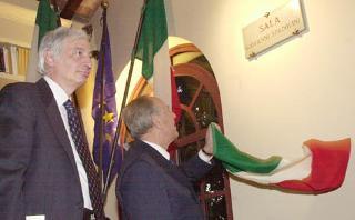 Il Presidente Ciampi con il Presidente della Fondazione Spadolini Cosimo Ceccuti, durante lo scoprimento di una lapide in memoria di Giovanni Spadolini