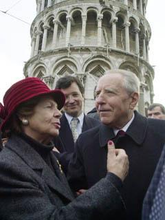 Il Presidente Ciampi con la moglie Franca durante la visita al cantiere per il restauro della Torre di Pisa