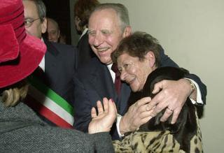 Il Presidente Ciampi abbraccia la Signora Elena nella cui casa Donna Franca venne presentata a Carlo Azeglio