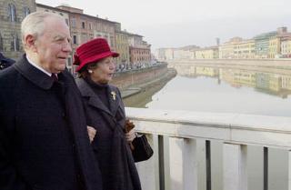 Il Presidente Ciampi con la moglie Franca a passeggio sul Lungarno