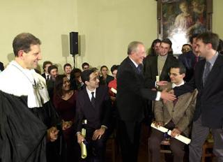 Il Presidente Ciampi con il Direttore della Scuola Normale di Pisa Salvatore Settis con alcuni normalisti