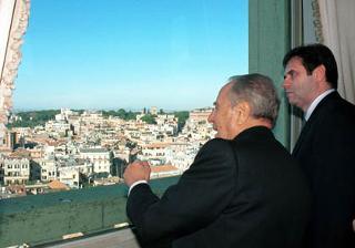 Il Presidente Ciampi e il Presidente della Repubblica Federale di Jugoslavia Vojislav Kostunica osservano il panorama di Roma dal Torrino del Quirinale