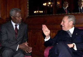 Il Presidente Ciampi con il Segretario generale delle Nazioni Unite Kofi Annan, poco prima della cerimonia inaugurale della Conferenza internazionale delle Nazioni Unite per la firma della Convenzione contro il Crimine Organizzato Transnazionale