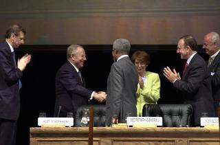 Il Presidente Ciampi festeggiato per il compimento degli anni al termine del suo intervento alla Conferenza internazionale delle Nazioni Unite per la firma della Convenzione contro il Crimine Organizzato Transnazionale