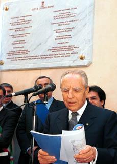 Il Presidente Ciampi legge il messaggio scritto da uno scolaro del Paese, al termine dello scoprimento di una targa in ricordo delle vittime della mafia