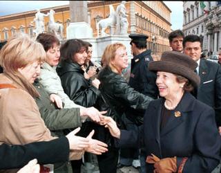 La Signora Franca Pilla Ciampi mentre saluta un gruppo di cittadini prima della visita alla Mostra &quot;Novecento. Arte e Storia in Italia&quot;