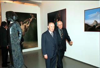 Il Presidente Ciampi mentre visita la Mostra &quot; Novecento. Arte e Storia in Italia&quot; alle Scuderie Papali