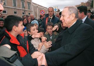 Il Presidente Ciampi viene salutato da un gruppo di bambini all'uscita della Mostra &quot;Novecento. Arte e Storia in Italia&quot; alle Scuderie Papali