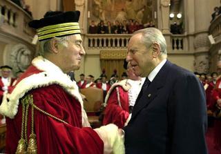 Il Presidente Ciampi saluta il Procuratore Generale della Corte Suprema di Cassazione Francesco Favara al termine della sua relazione in occasione dell'inaugurazione dell'Anno Giudiziario 2001