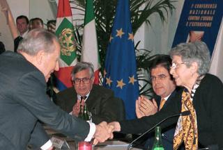 Il Presidente Ciampi saluta la Signora Pina Grassi al termine dei lavori della 1^ Conferenza Nazionale contro l'usura e l'estorsione