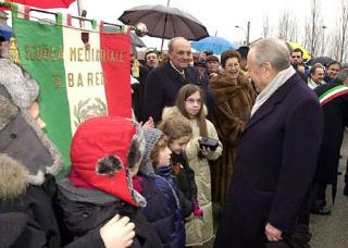 Il Presidente Ciampi viene accolto da una scolaresca davanti alla casa natale di G. Verdi