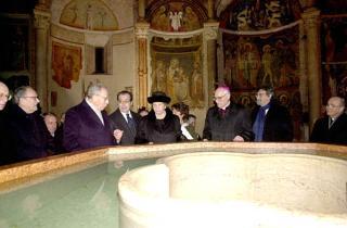 Al Presidente Ciampi e alla Signora Franca vengono illustrati i lavori di restauro eseguiti nel Battistero