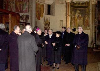 Al Presidente Ciampi e alla Signora Franca vengono illustrati i lavori di restauro eseguiti nel Battistero