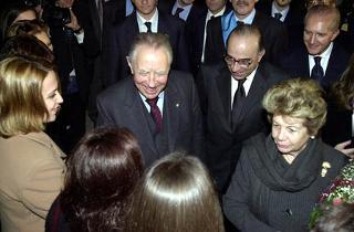 Il Presidente Ciampi, con la moglie Franca, al suo arrivo alla sede della Giunta Regionale insieme al Presidente della Giunta Giuseppe Chiaravalloti salutato da giovani cittadini