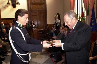 Il Presidente Ciampi riceve dal Col. Amalia Laino il &quot;Crest&quot; del Corpo di Polizia Provinciale istituito recentemente