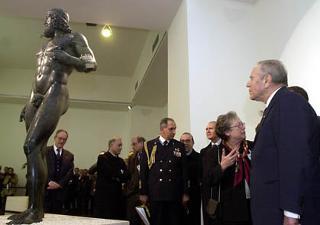 Il Presidente Ciampi osserva uno dei Bronzi di Riace durante la visita al Museo Nazionale