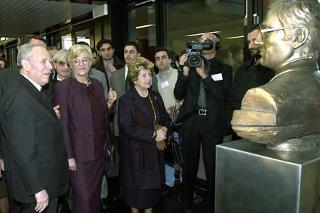 Il Presidente Ciampi con la moglie Franca, e la Signora Carole Beele Tarantelli davanti al busto dell'economista scomparso all'interno della biblioteca dell'Università di Calabria