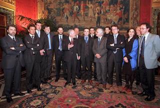 Il Presidente della Repubblica Carlo Azeglio Ciampi con i vincitori del Premio Cronista 2000 al termine della cerimonia al Quirinale