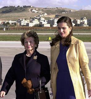 La Signora Franca Pilla Ciampi con la Regina Raina durante la cerimonia di accoglienza all'aeroporto