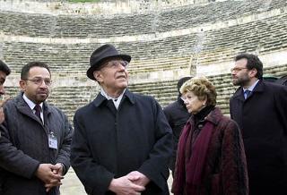 Il Presidente Ciampi con la moglie Franca in visita alla Cittadella, sullo sfondo i resti di un Tempio romano dedicato a Eracle