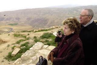Il Presidente Ciampi con la moglie Franca sul Monte Nebo, il punto dove Mosè vide la Terra Promessa