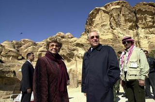 Il Presidente Ciampi con la moglie Franca durante la visita a Petra
