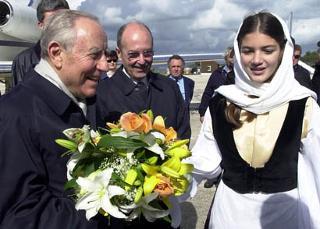 Il Presidente Ciampi con il Presidente della Repubblica Ellenica Konstantinos Stephanopoulos accolto al suo arrivo all'aeroporto di Kefallinia
