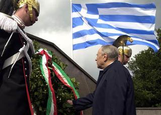 Il Presidente Ciampi depone una corona d'alloro al monumento in memoria dei Caduti italiani in località San Teodoro