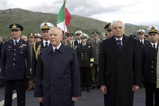 Il Presidente Ciampi, con a fianco il Ministro della Difesa Sergio Mattarella, a bordo della &quot;Garibaldi&quot; durante il lancio di una corona d'alloro in mare a memoria dei militari italiani scomparsi nell'affondamento delle navi