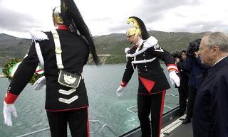Il Presidente Ciampi, a bordo della nave della Marina Militare italiana &quot;Garibaldi&quot;, assiste al lancio di una corona d'alloro in memoria dei militari italiani scomparsi nell'affondamento delle navi che li trasportavano in prigionia