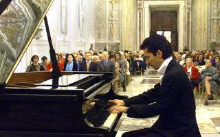 Un momento del concerto del pianista Roberto Cominati nella Cappella Paolina