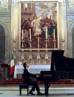 Il pianista Roberto Cominati durante il concerto nella Cappella Paolina
