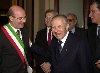 Il Presidente Ciampi saluta il Presidente del Consiglio Nazionale dell'ANCI Paolo Agostinacchio, al termine della celebrazione del primo centenario della costituzione dell'Associazione Nazionale dei Comuni d'Italia